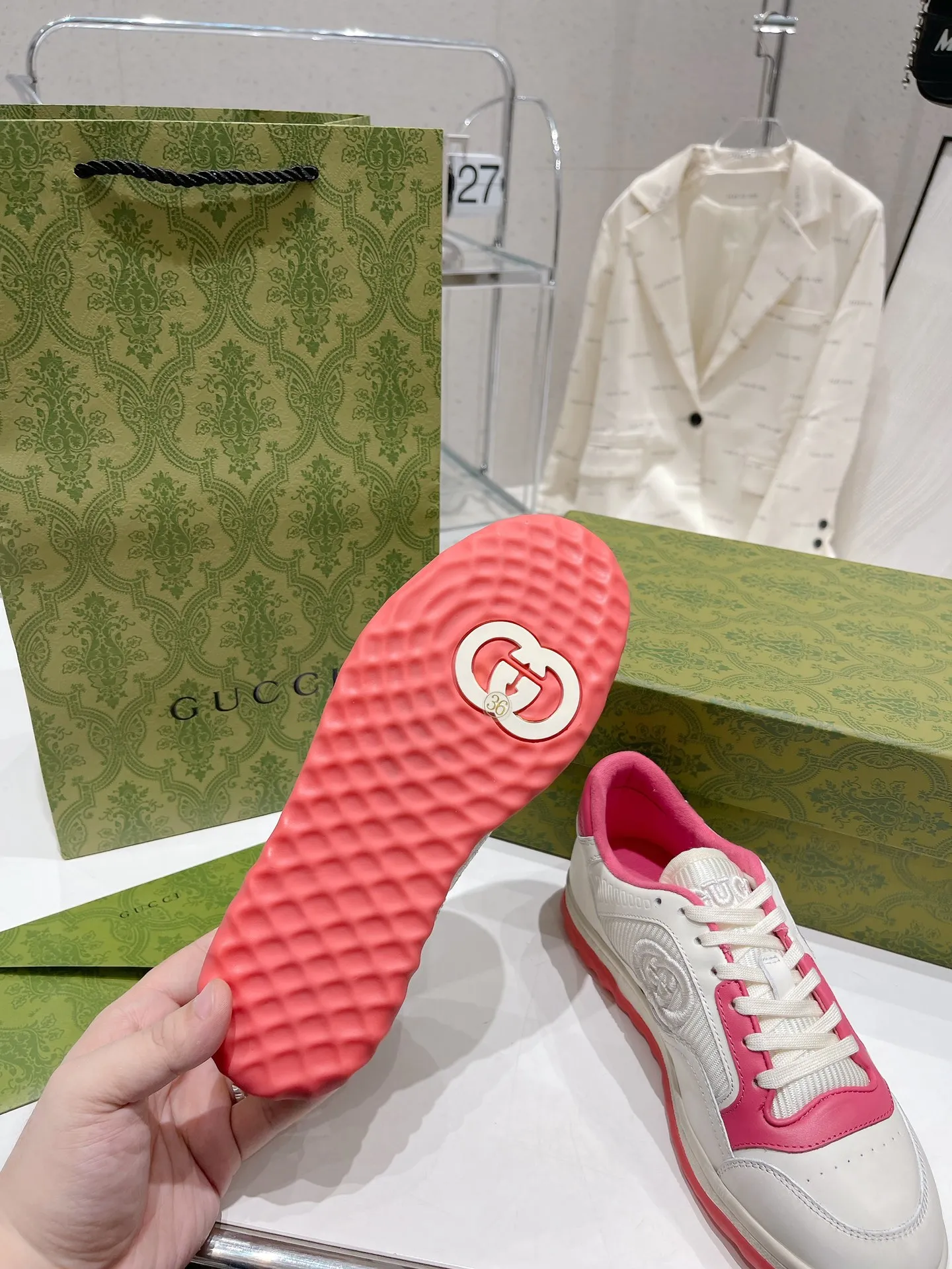👟👟Ex-factory price 520👟👟 Gucci Gucci 2023 latest hot model MAC80 sneakers, couple style, casual, retro, old, dirty shoes, small dirty shoes, white shoes, original purchase, development, production, Gucci MAC80 new hot model series. The exquisite and compact interlocking double G logo romantically interprets the aesthetic concept of this series. Made of off-white leather, retro inspiration is cleverly integrated into the design of sports shoes, reinterpreting the brand logo. Fabric: Original custom imported first-layer cowhide. Lining: Original custom imported breathable mesh. Outsole: Original molded two-color TPU outsole. Sole thickness: 3CM. Size: Women's 35-40 / Men's 39-45.